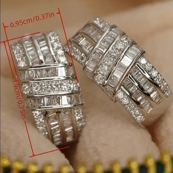 Women’s Fashion Earrings - NWT - Picture 2 of 7